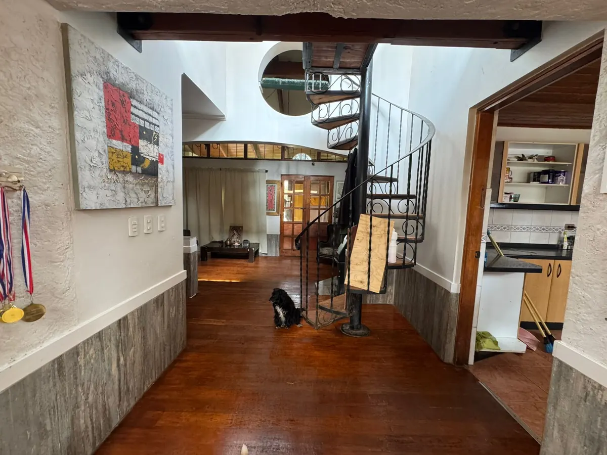 Pasillo interior de la casa con escalera de caracol